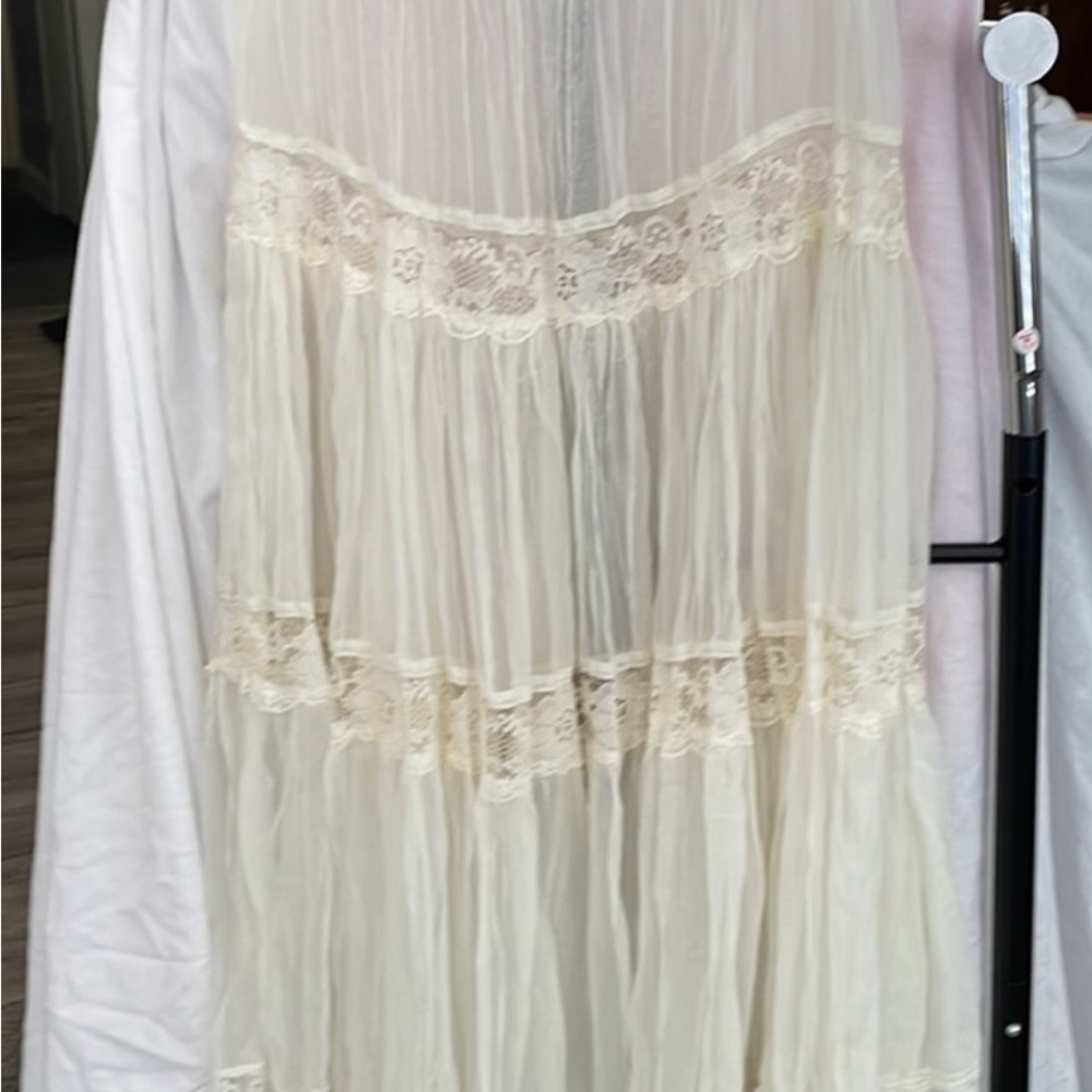 Ivory lace skirt. Size Med.